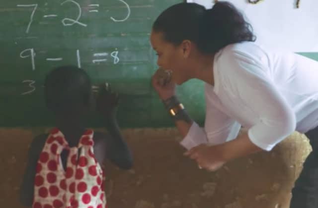 Etats-Unis: Rihanna fait un don aux jeunes filles du Malawi...photos