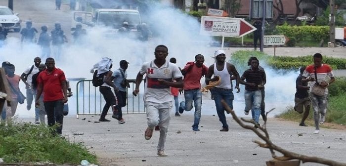 000 SE1SY 700x336 - Côte d'Ivoire : Violents affrontements entre élèves + étudiants de l'Université d'Abidjan et la police