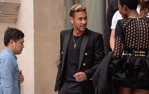 Quand Neymar et Dani Alves s'amusent à défiler à la Fashion week parisienne...photos
