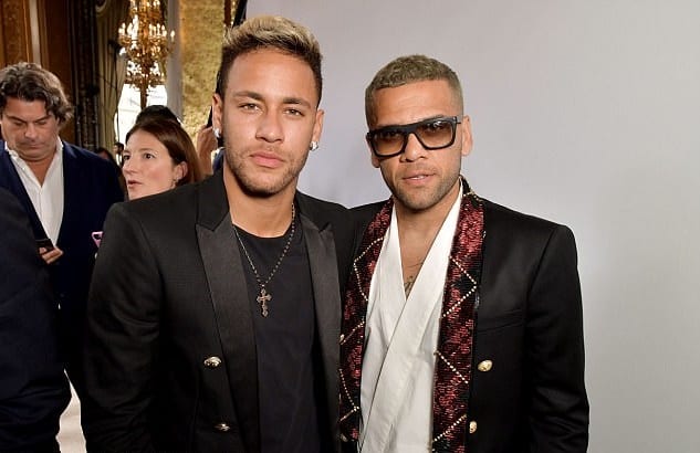 Quand Neymar et Dani Alves s'amusent à défiler à la Fashion week parisienne...photos