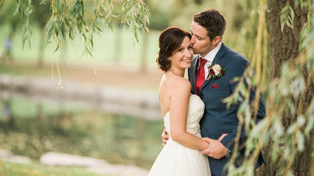 Un marié sauve un petit garçon de la noyade le jour de son mariage
