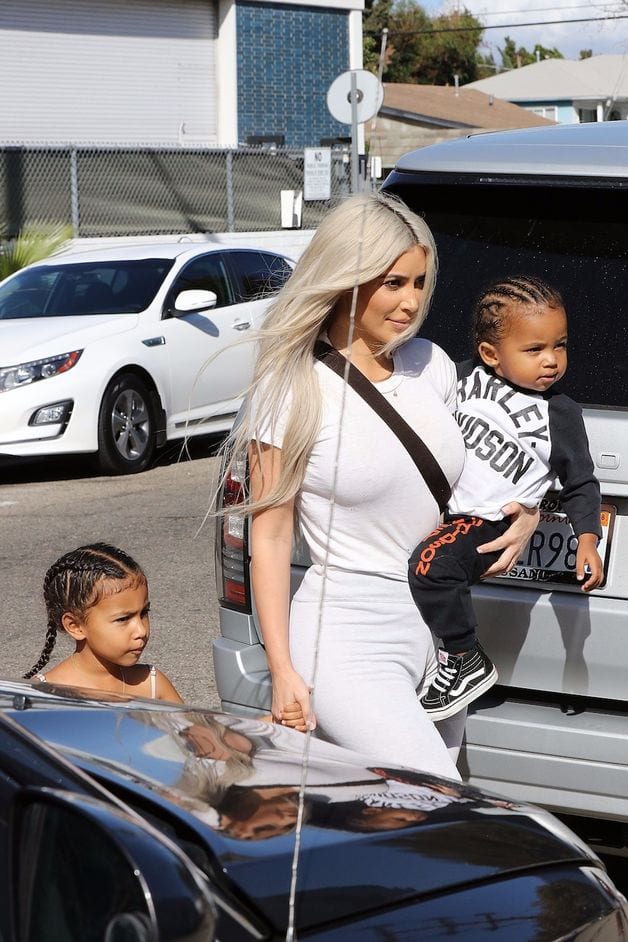 Kim Kardashian et ses enfants à Los Angeles: ces détails sur Saint West qui créent la polémique