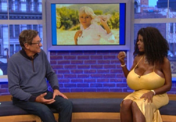 Une femme blanche qui s'est transformée en noire défend sa décision