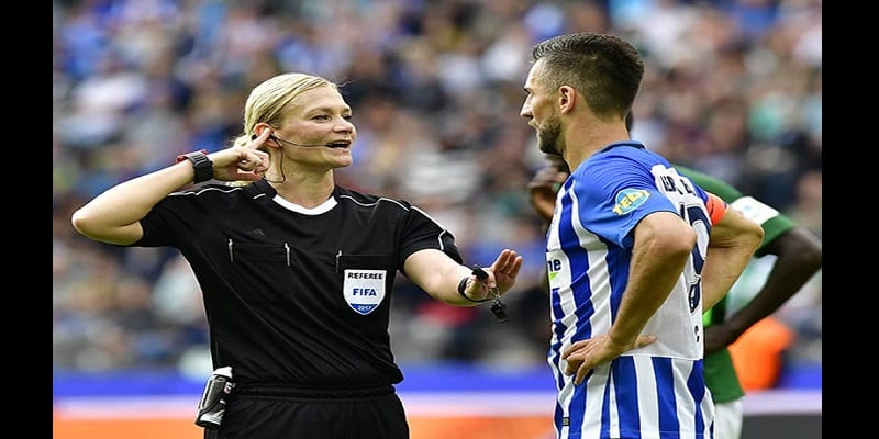 Football: découvrez la première femme arbitre d’un grand championnat européen (photos)