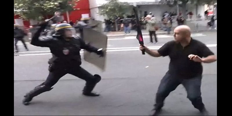 France: Emmanuel Macron dans une position difficile (vidéo)