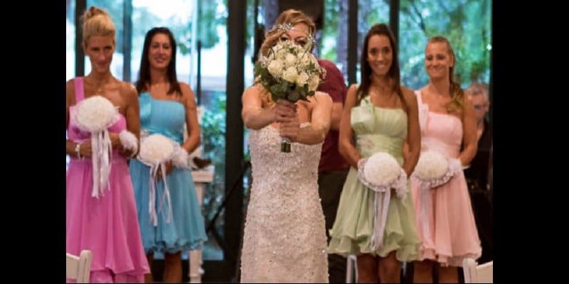 Sologamie : elle se marie à elle-même et déclare qu’il faut être fofolle pour faire pareil (photos)