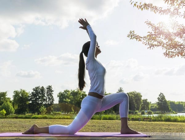 female-doing-yoga-outdoors-near-tree Voici 6 techniques hyper efficace pour arrêter définitivement la masturbation