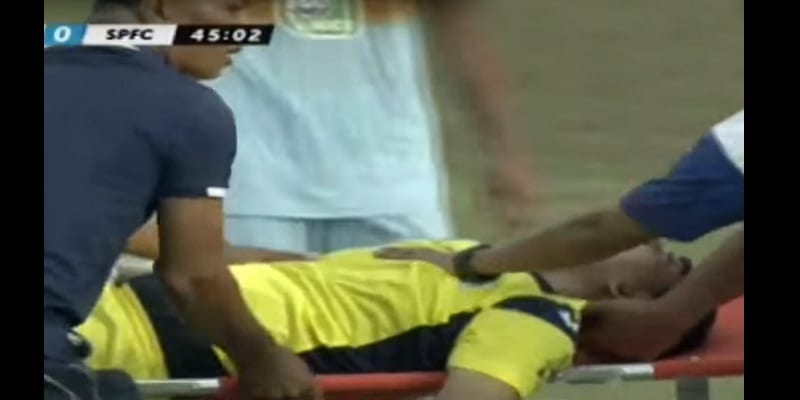 Indonésie : un gardien de but meurt en plein match (vidéo)