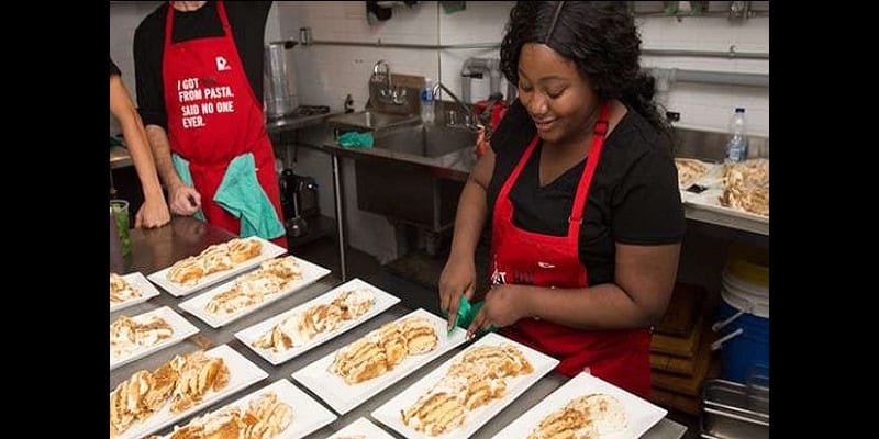 Découvrez le restaurant où les chefs et les employés sont séropositifs (vidéo)