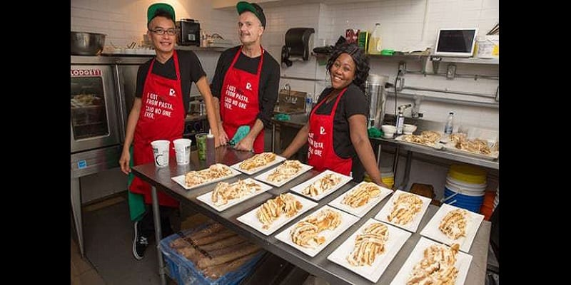 Découvrez le restaurant où les chefs et les employés sont séropositifs (vidéo)