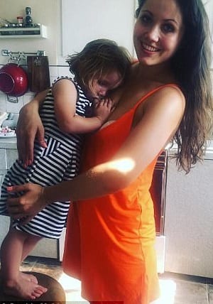 Une maman qui allaite sa fille de cinq ans donne les raisons (photo)