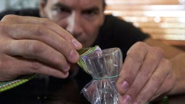 Découvrez pourquoi cet homme s'injecte du venin de serpent depuis 30 ans