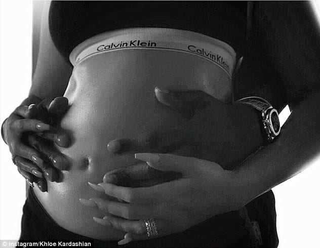 Khloe Kardashian confirme enfin sa grossesse et dévoile son ventre: PHOTO