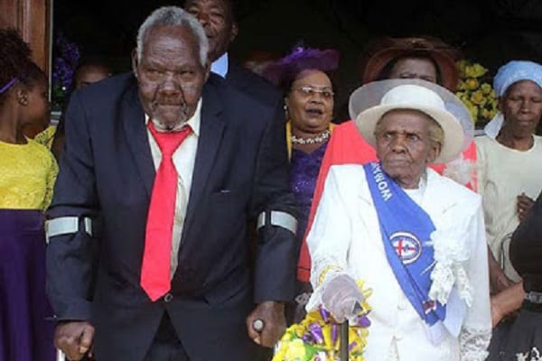 Kenya: Après 63 ans de vie commune, un homme de 94 ans épouse finalement sa conjointe de 93 ans