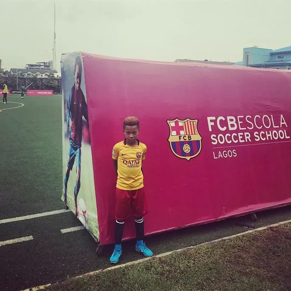 Peter Okoye: son fils admis à l’école de formation du FC Barcelone (photos)