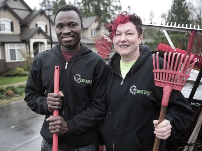 Découvrez ce roi africain qui travaille comme jardinier au Canada pour développer son village