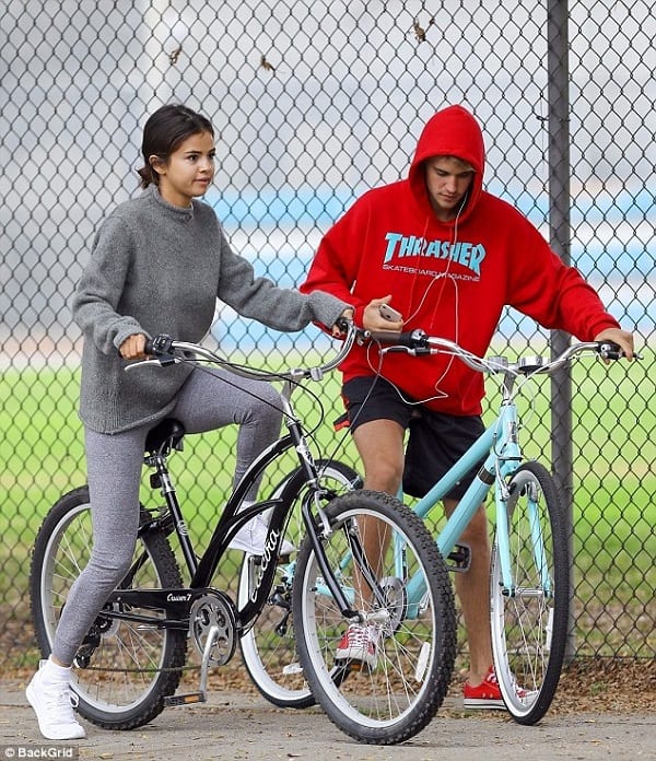 Nommée ''femme de l'année'' Selena Gomez évoque son couple avec Justin Bieber et sa rupture avec The Weeknd