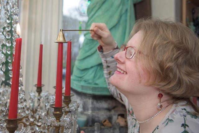 Insolite: Une femme se fiance avec un lustre (PHOTOS)