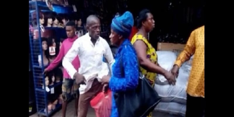 Ghana : deux pasteurs s’échangent des coups de poings pour des offrandes (photos)