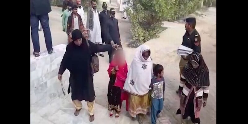 Pakistan: la police interrompt un mariage entre un homme de 50 ans et une fillette de 10 ans (vidéo)
