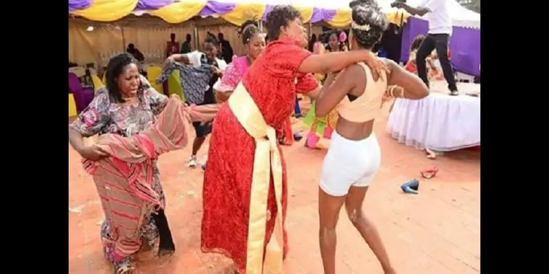 Insolite : prise d’une crise de folie, elle se met à se déshabiller le jour de son mariage (photos)