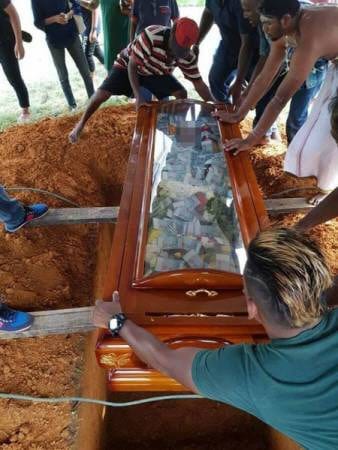 Malaisie: Il enterre son père avec 7 630 $ en espèces dans le cercueil