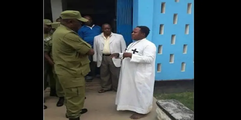 Tanzanie : un « prophète » arrêté pour avoir embrassé sa femme et sa ménagère (photos)