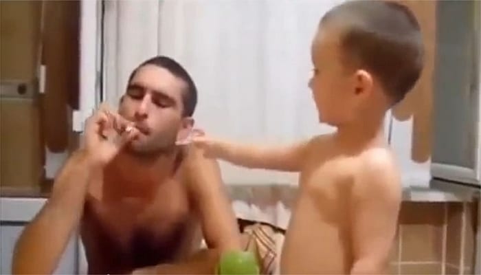 Il-a-quatre-ans-son-pere-le-fait-fumer_width1024