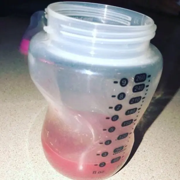 Australie: Le lait maternel d'une maman vire du blanc au rose. La raison!