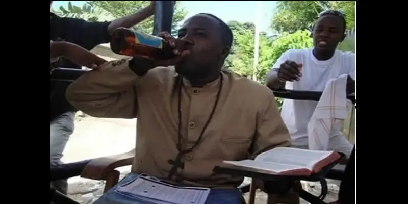 Tanzanie : un « prophète » arrêté pour avoir embrassé sa femme et sa ménagère (photos)