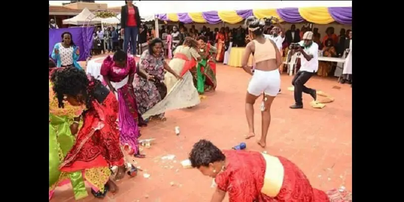 Insolite : prise d’une crise de folie, elle se met à se déshabiller le jour de son mariage (photos)