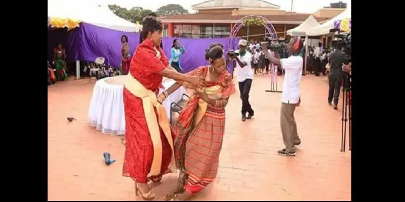 Insolite : prise d’une crise de folie, elle se met à se déshabiller le jour de son mariage (photos)