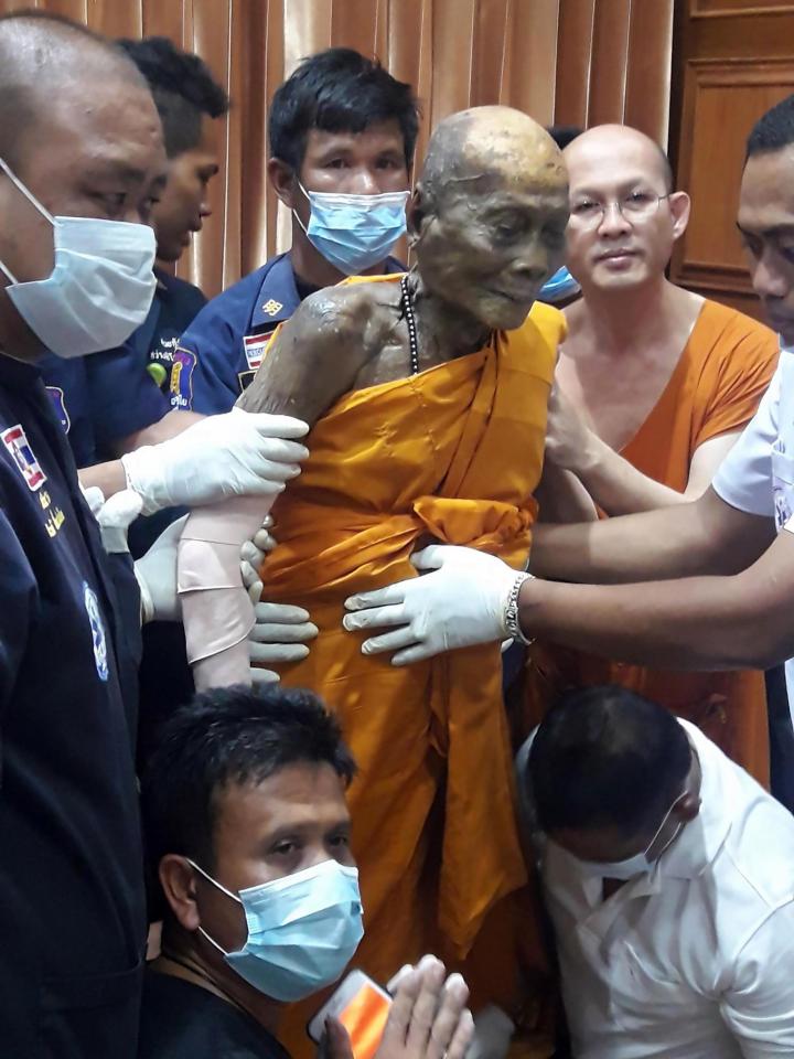 Incroyable: Un moine bouddhiste sourit des mois après sa mort (PHOTOS)