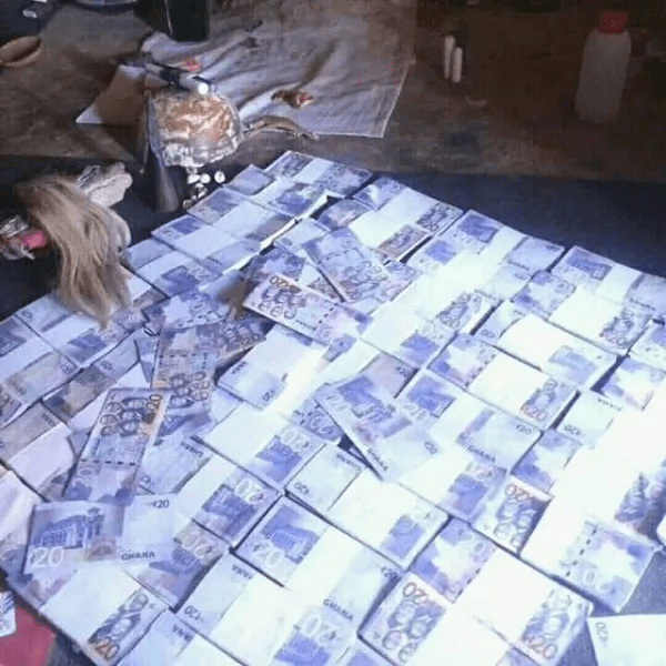 Insolite: il vante sa richesse et prétend avoir la capacité de rendre n’importe qui riche (photos)