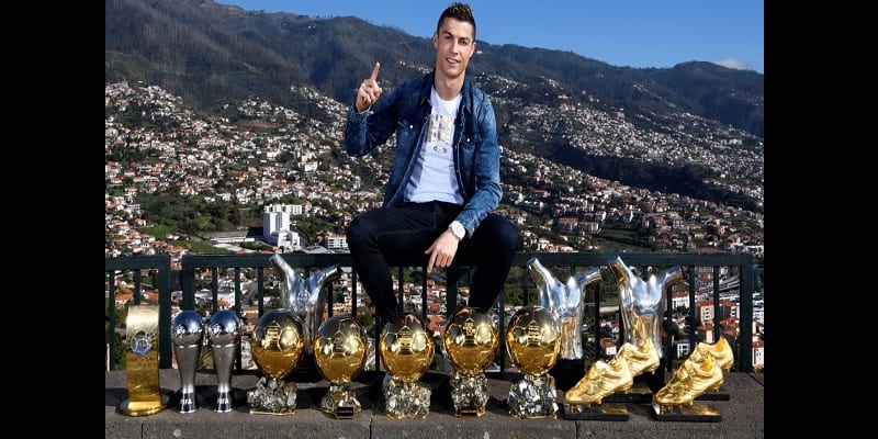 Cristiano Ronaldo étale toutes ses récompenses sur les réseaux sociaux (photos)