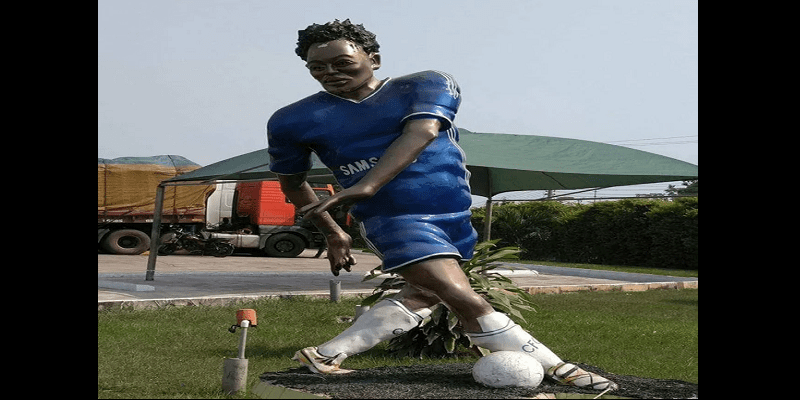 Ghana : Asamoah Gyan honoré avec une statue raté (photos)