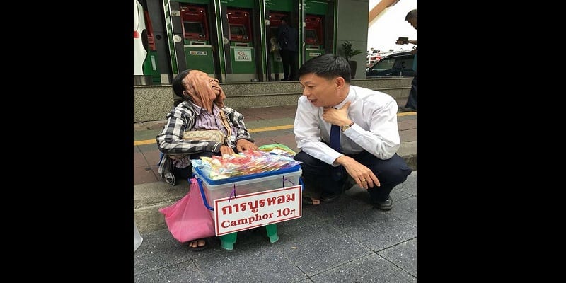Thaïlande : cette grand-mère souffre d’une maladie qui fait fondre son visage (photos)