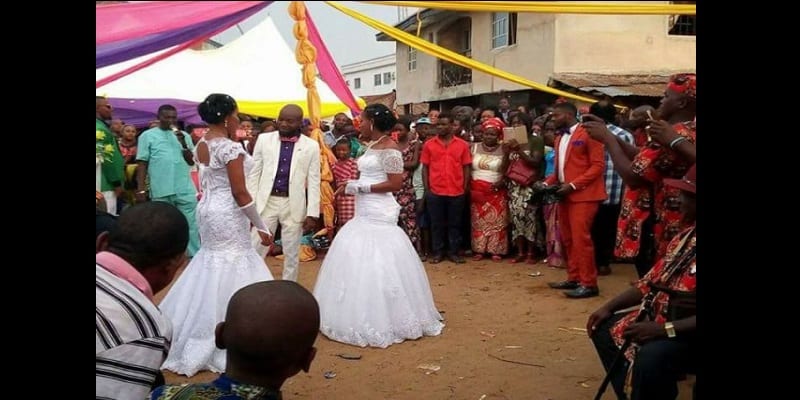 Nigéria : Un homme épouse deux femmes à la fois (photos)