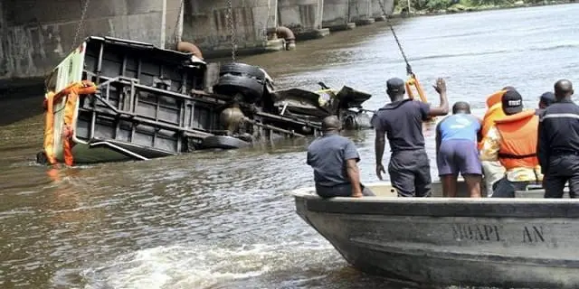 un-bus-plonge-dans-la-lagune-dabidjan-37-morts