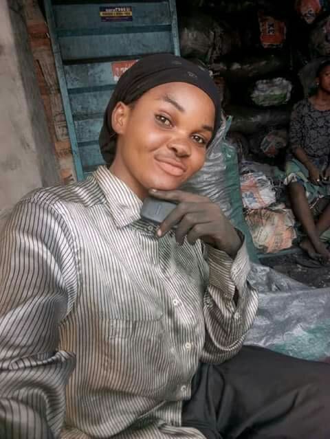 Nigeria: Oge, la jeune diplômée qui vend du charbon de bois pour joindre les deux bouts (PHOTOS)