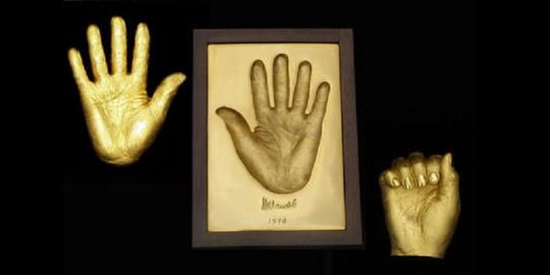 Afrique du Sud: Les empreintes en or de Nelson Mandela vendues à un prix incroyable! (photos)