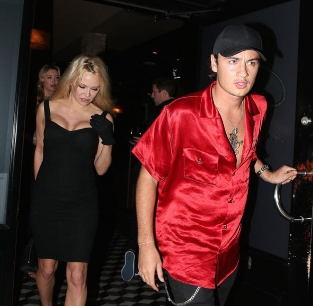 Bataille familiale: Pamela Anderson aux Etats-Unis pour y mettre la paix