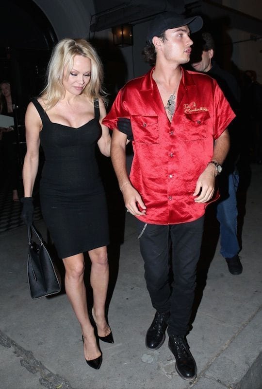 Bataille familiale: Pamela Anderson aux Etats-Unis pour y mettre la paix