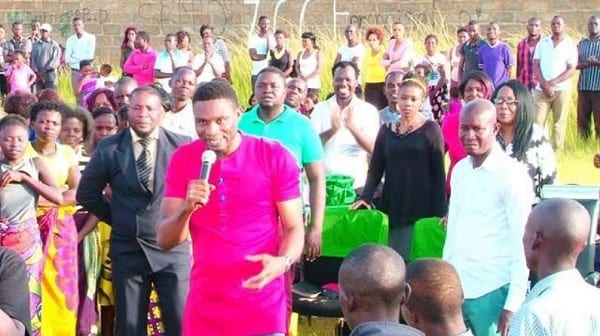 Zambie: Un ''prophète'' nigérian fait lécher ses chaussures à ses fidèles