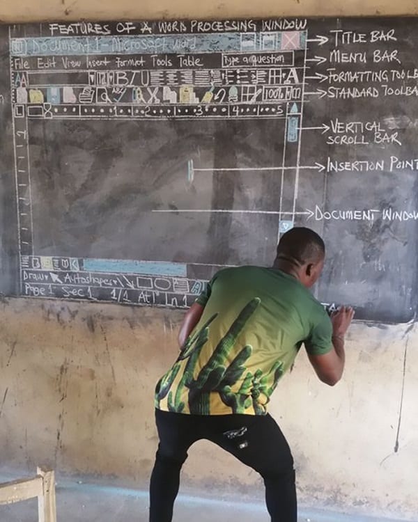 Ghana: Découvrez Enyonam, l'enseignante des mathématiques sans bras qui écrit avec ses dents