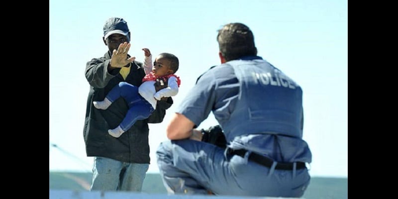 Afrique du Sud: En guise de protestation, il jette son bébé d’un toit (photos)