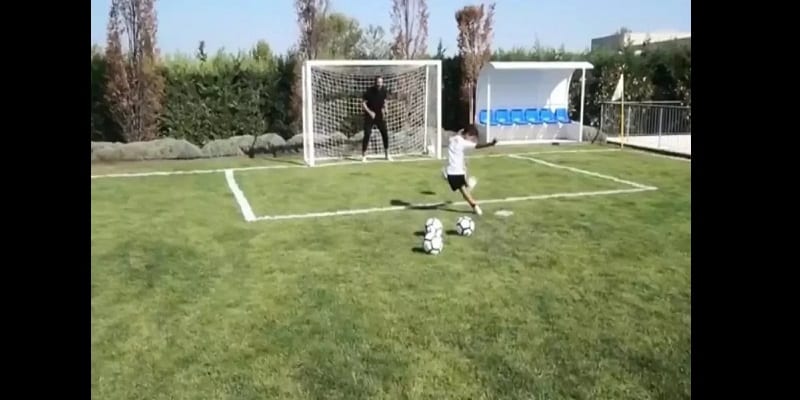 Découvrez le top 6 des footballeurs qui possèdent un terrain de football dans leurs jardins (vidéo)
