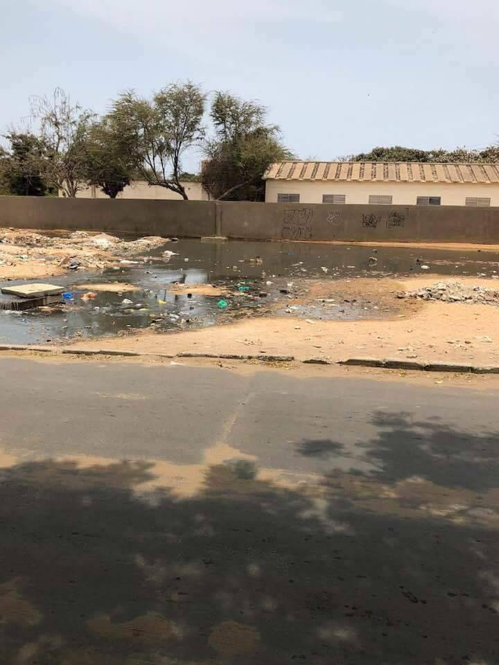 Sénégal: Images choquantes de l’insalubrité devant une école de la capitale