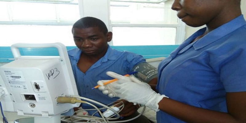 Kenya: Des chirurgiens opÃ¨rent un homme ayant avalÃ© sa brosse Ã  dents (photos)