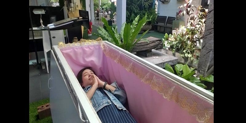 Bangkok: Découvrez le « café de la mort » où les clients s’enferment dans un cercueil (vidéo)